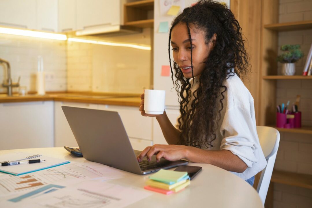 Gosta de escrever? Descubra como ganhar dinheiro com a internet