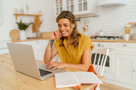 Como juntar a liberdade do trabalho freelancer home office com a segurança dos benefícios da CLT